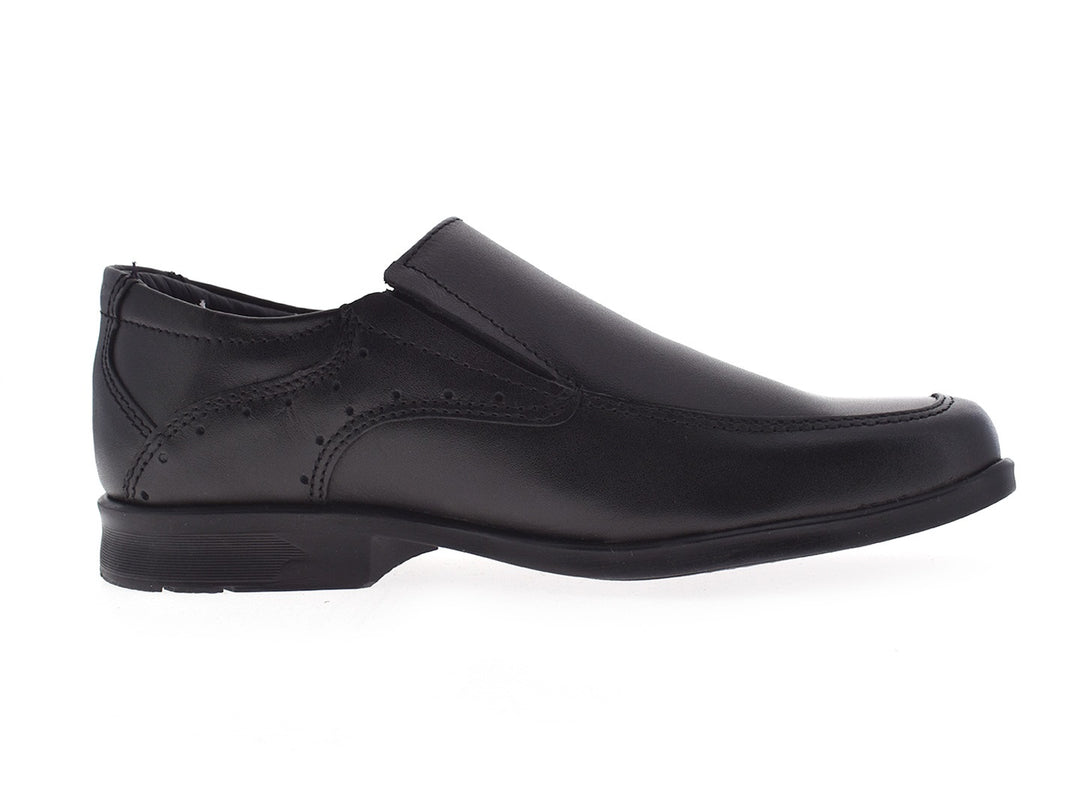 Par de zapatos negros formales para niño, estilo mocasín, con acabado liso y detalles perforados.