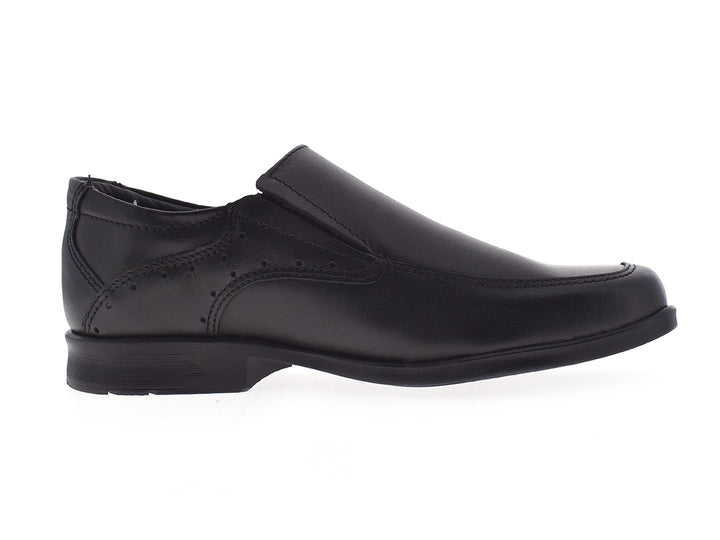 Par de zapatos negros formales para niño, estilo mocasín, con acabado liso y detalles perforados.