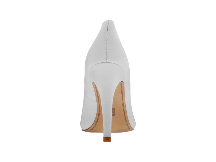Zapato de tacón alto color blanco para mujer con punta redondeada y acabado liso.