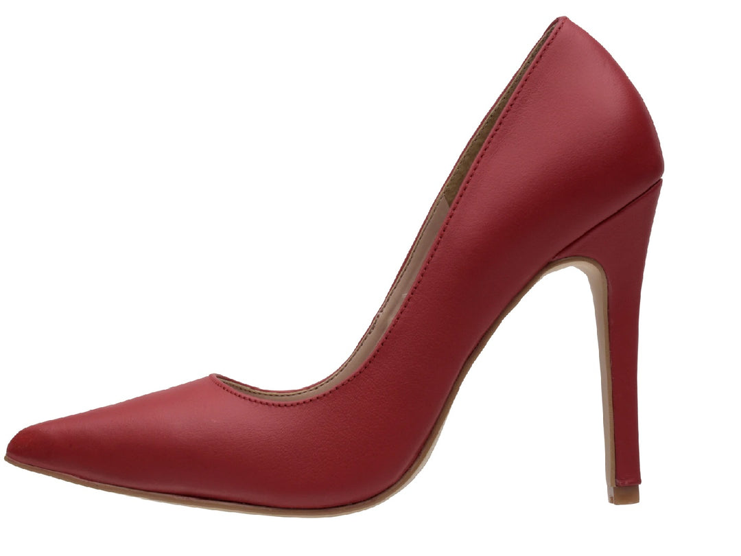 Zapato de tacón alto color rojo para mujer con punta fina y acabado liso.