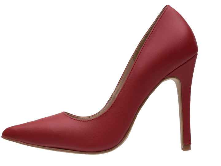 Zapato de tacón alto color rojo para mujer con punta fina y acabado liso.
