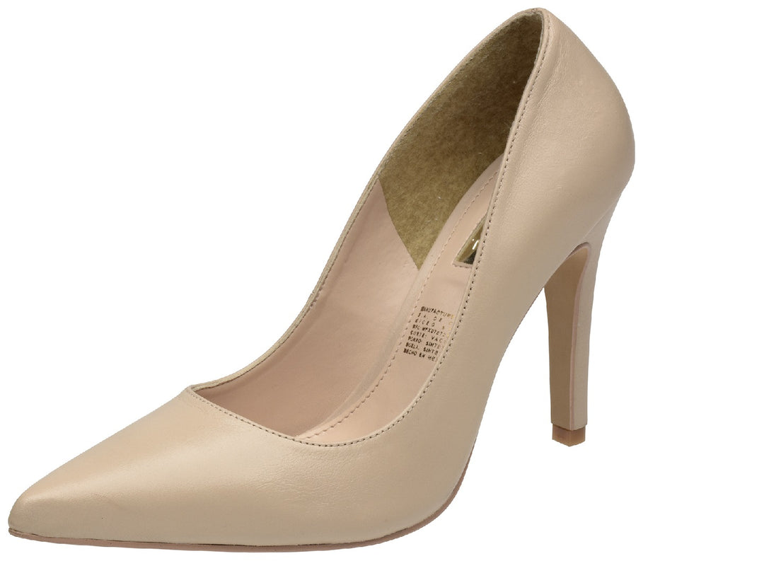 Zapato de tacón alto color maquillaje para mujer con punta fina y acabado liso.