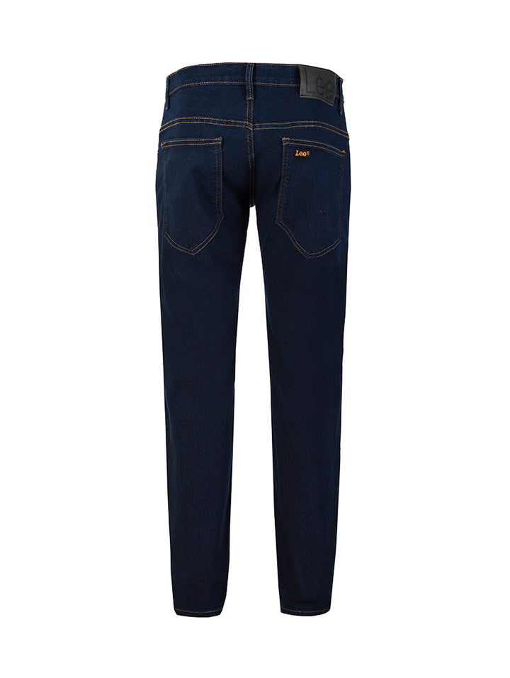 Pantalones jeans LEE para hombre en color azul índigo con corte slim y costuras contrastantes.