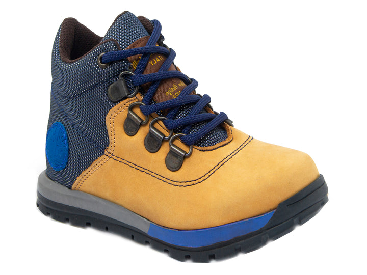 Zapato tipo bota para niño en colores amarillo y azul con suela gris oscuro y cordones azules.