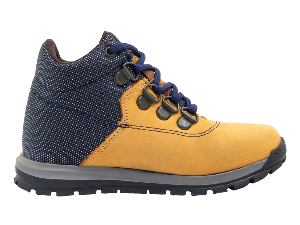 Zapato tipo bota para niño en colores amarillo y azul con suela gris oscuro y cordones azules.