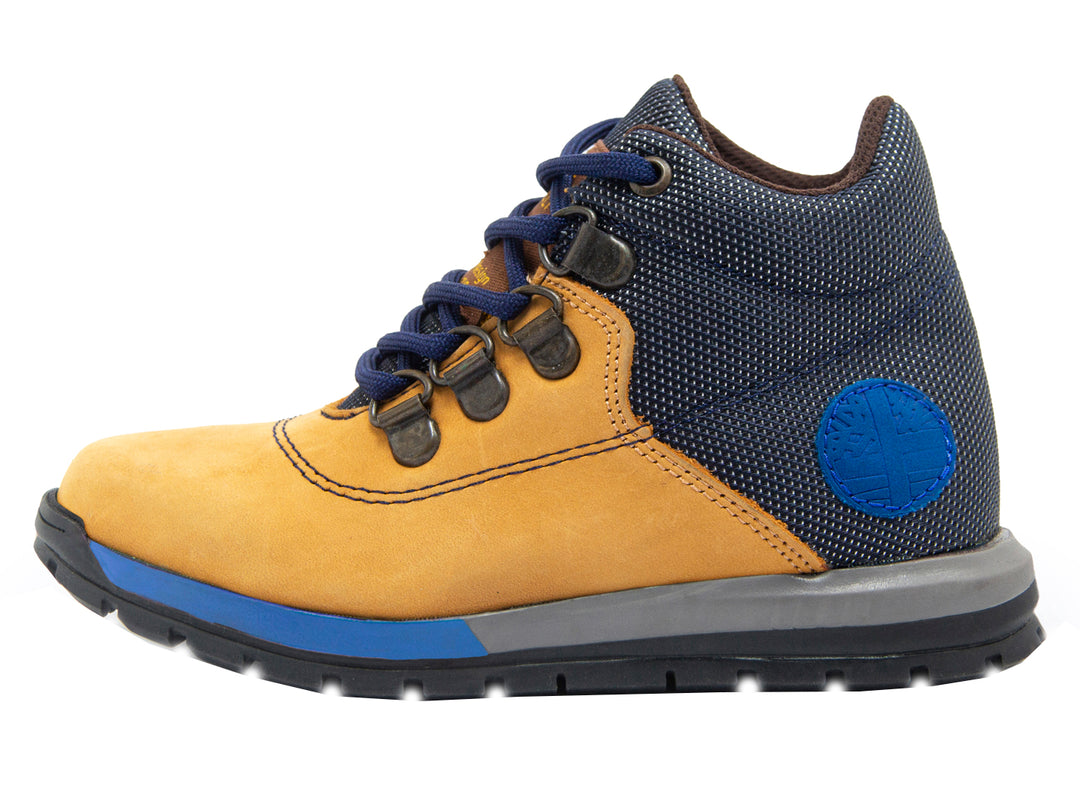 Zapato tipo bota para niño en colores amarillo y azul con suela gris oscuro y cordones azules.