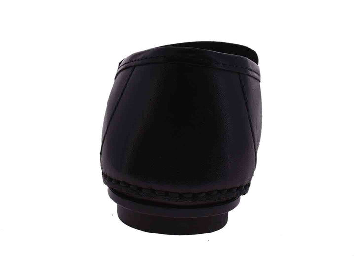Par de mocasines negros para niño con detalle de hebilla metálica en la parte superior.
