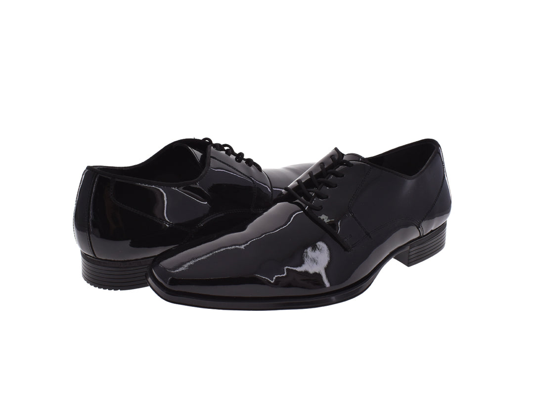 Par de zapatos negros de vestir con acabado brillante y cordones para hombre.