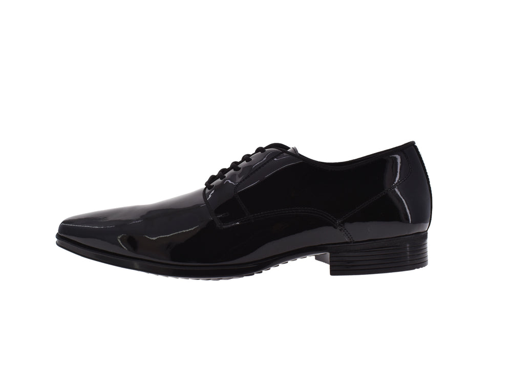 Par de zapatos negros de vestir con acabado brillante y cordones para hombre.