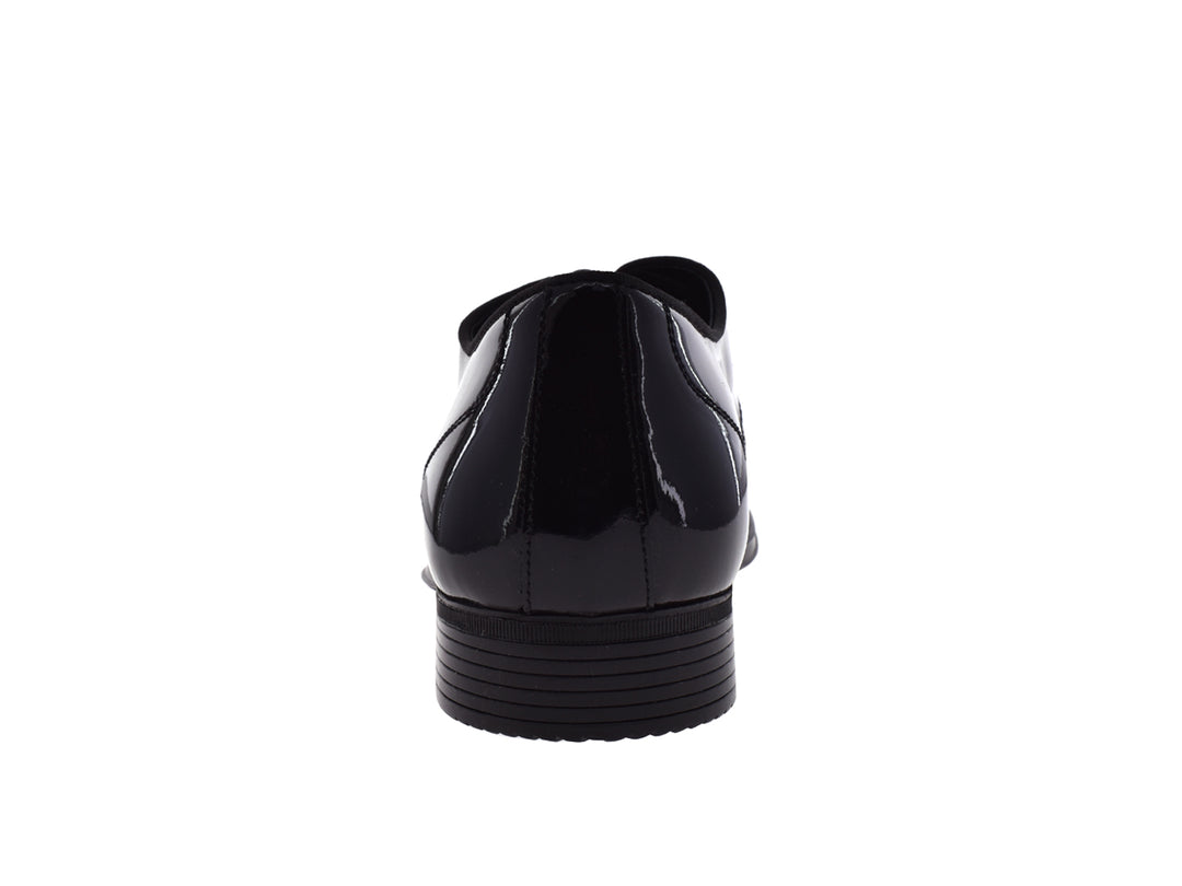 Par de zapatos negros de vestir con acabado brillante y cordones para hombre.