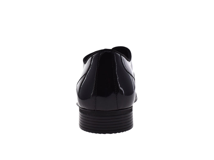 Par de zapatos negros de vestir con acabado brillante y cordones para hombre.