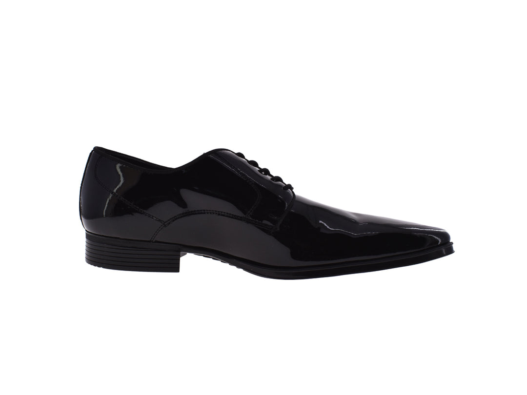 Par de zapatos negros de vestir con acabado brillante y cordones para hombre.