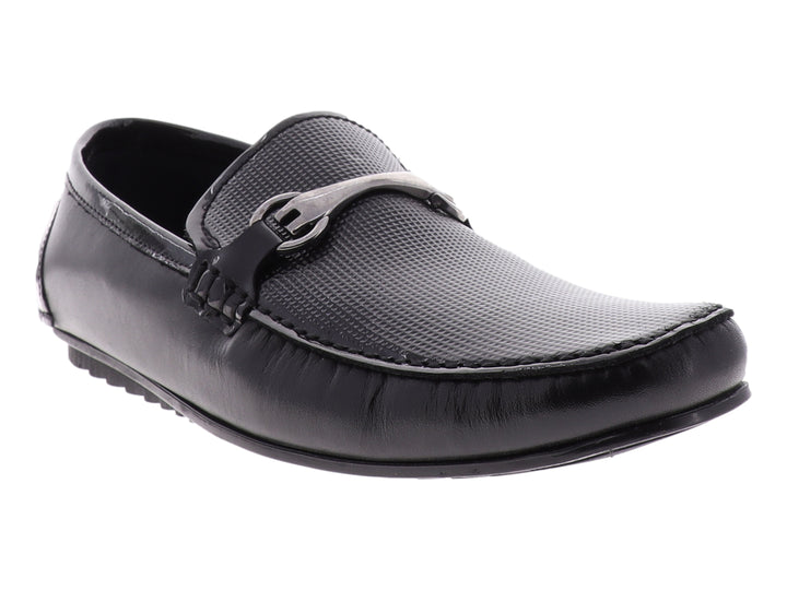 Zapato tipo mocasín Gino Cherruti en color negro con acabado de charol y detalle metálico superior.