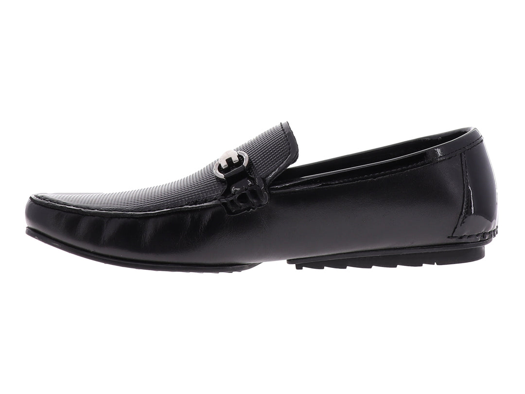 Zapato tipo mocasín Gino Cherruti en color negro con acabado de charol y detalle metálico superior.