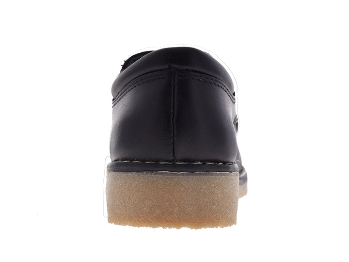 Par de zapatos negros escolares para niña con cordones y suela beige clara.