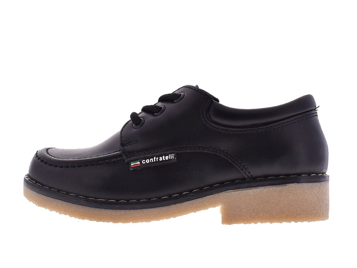 Par de zapatos negros para niña marca Confratelli con cordones y suela beige clara.