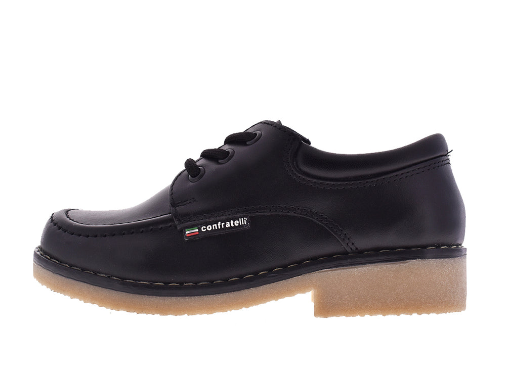 Par de zapatos escolares negros para niña con cordones y suela beige de la marca Confratelli.
