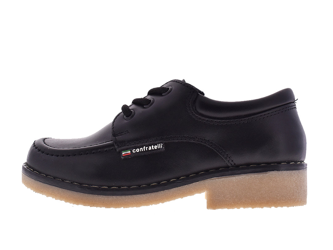 Par de zapatos escolares negros para niña con cordones y suela beige de la marca Confratelli.