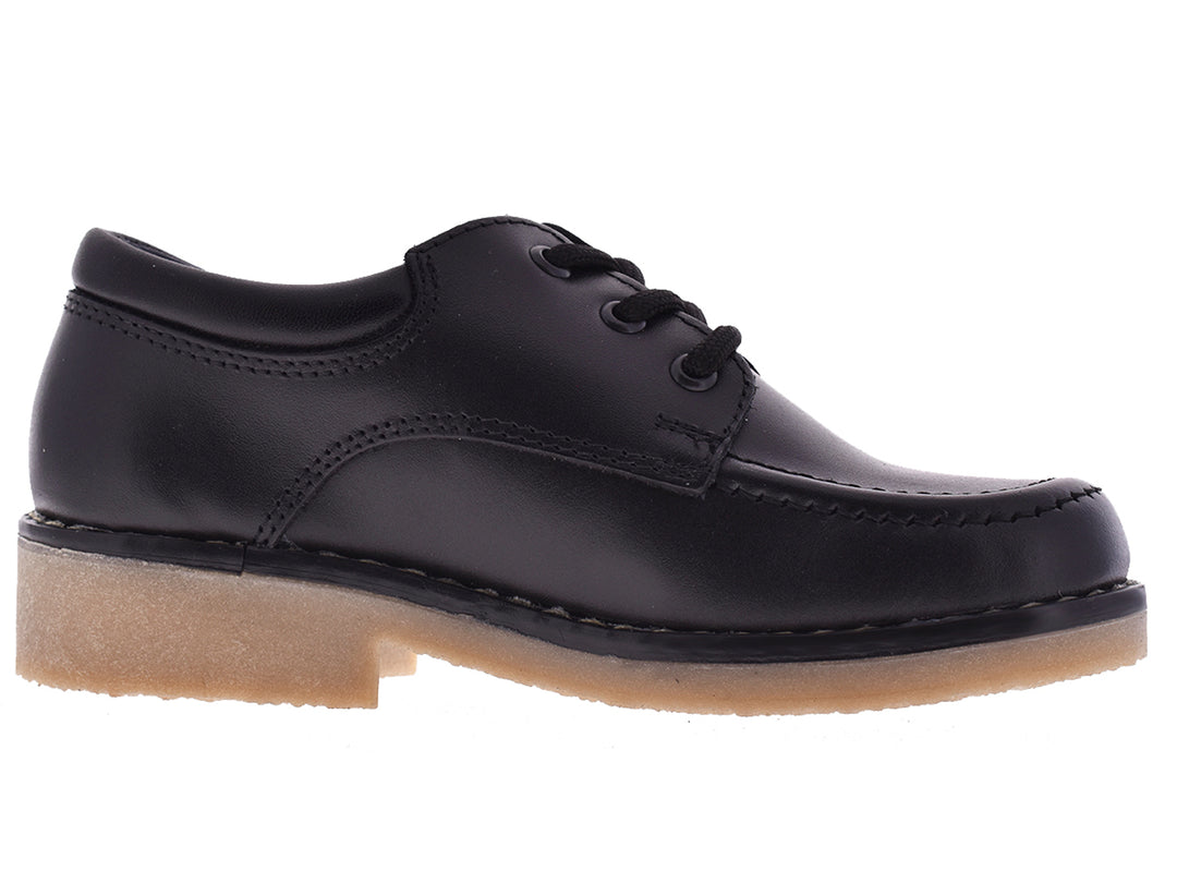 Par de zapatos escolares negros para niña con cordones y suela beige de la marca Confratelli.