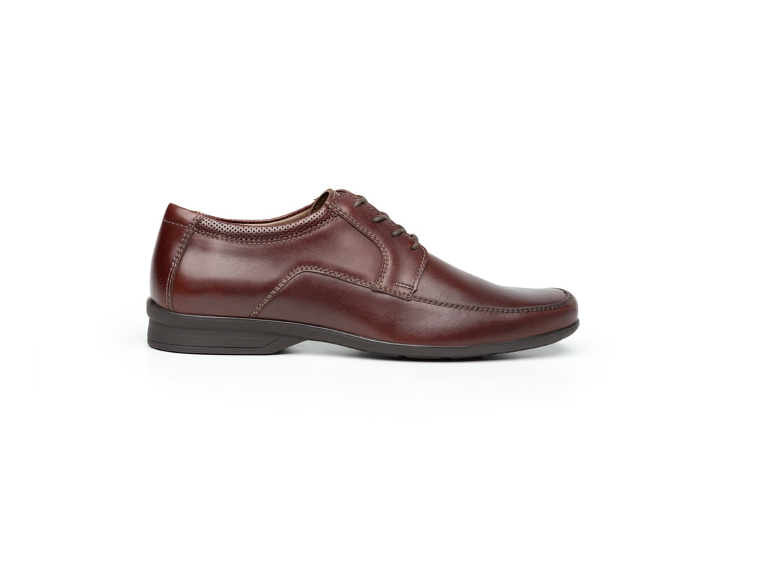 Zapato Flexi Sato para hombre en color oporto de cuero con agujetas y suela oscura.