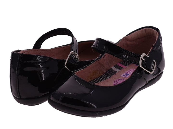 Zapatos negros de charol para niña con correa y hebilla metálica.