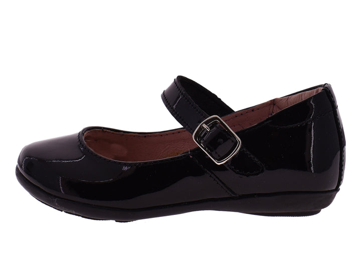Zapatos negros de charol para niña con correa y hebilla metálica.