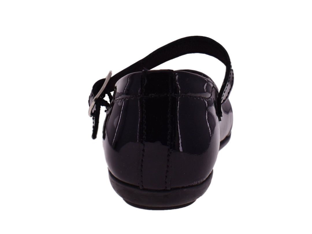 Zapatos negros de charol para niña con correa y hebilla metálica.