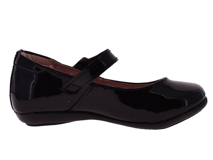 Zapatos negros de charol para niña con correa y hebilla metálica.