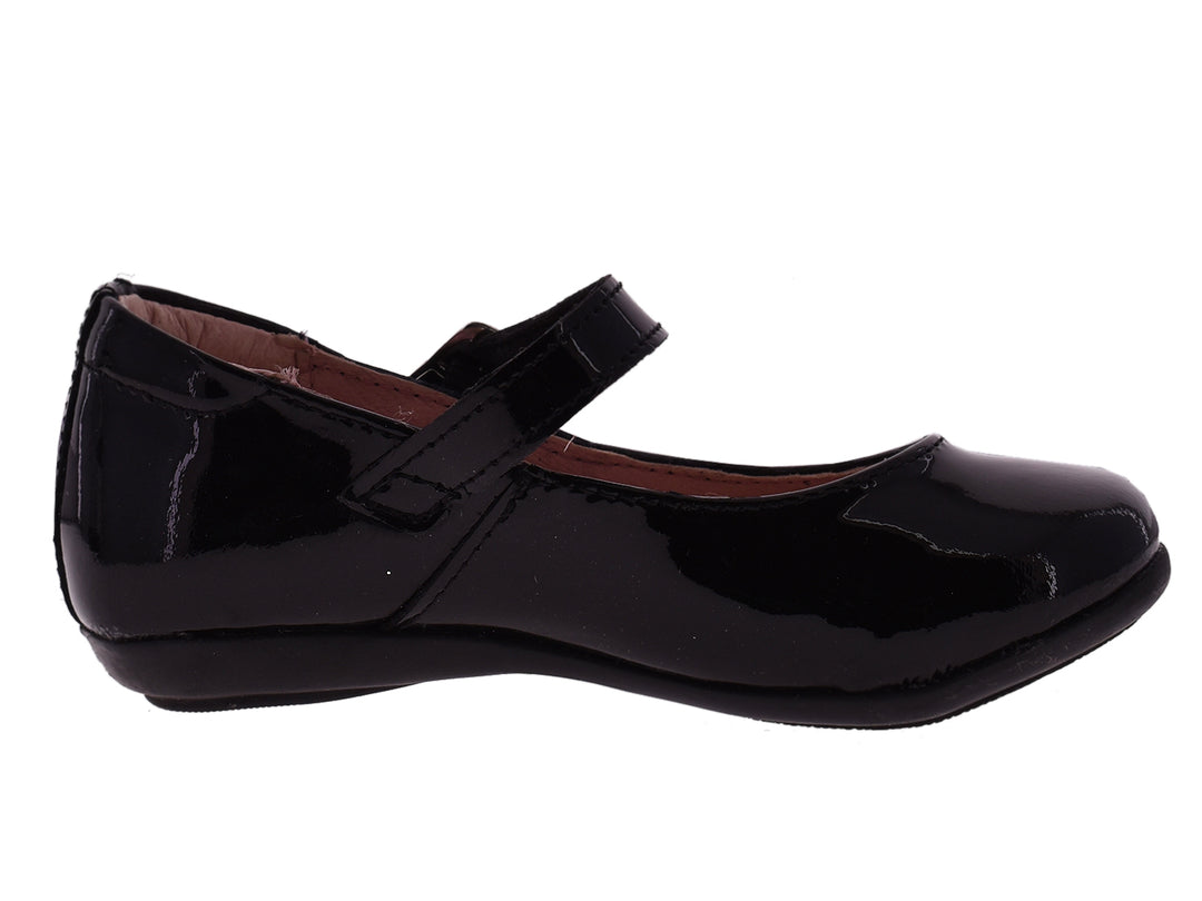 Par de zapatos negros de charol para niña con correa y hebilla plateada.