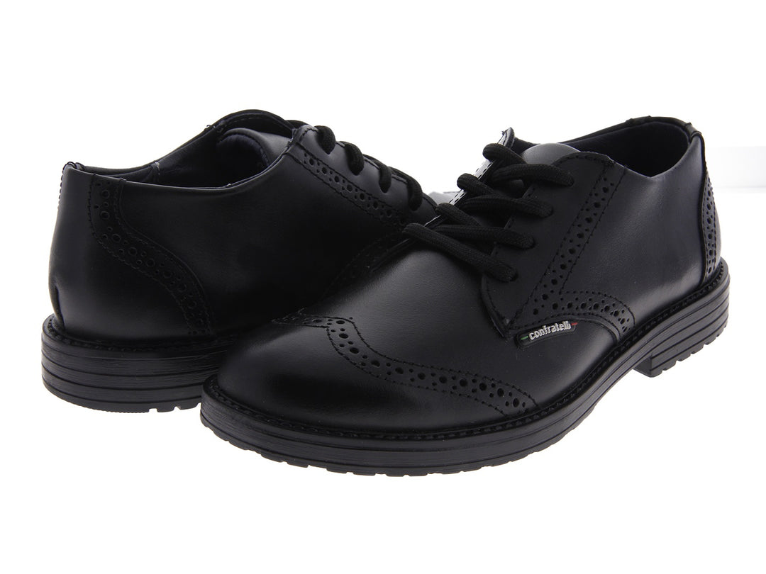 Zapatos negros formales para niño con agujetas y acabado brillante.
