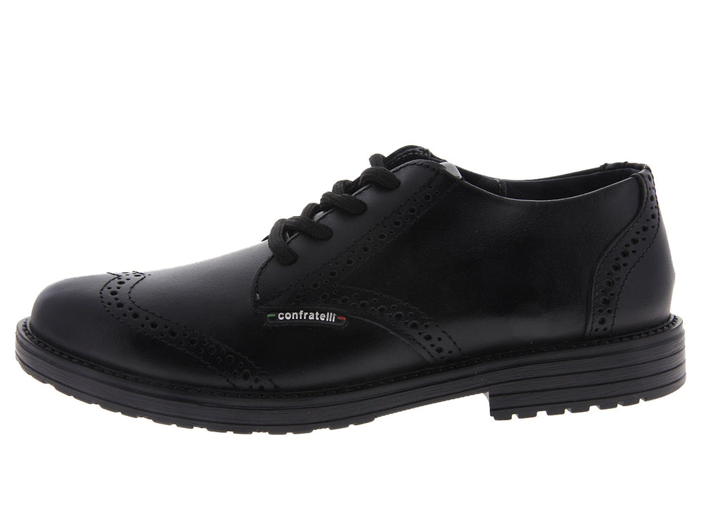 Zapatos negros formales para niño con agujetas y acabado brillante.