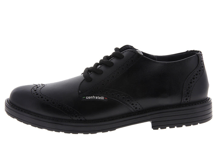 Zapatos negros formales para niño con agujetas y acabado brillante.
