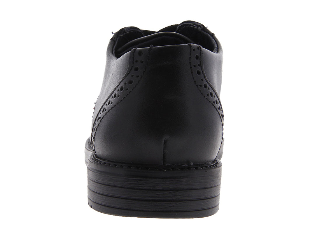 Zapatos negros formales para niño con agujetas y acabado brillante.