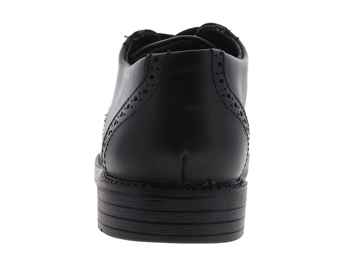 Zapatos negros formales para niño con agujetas y acabado brillante.