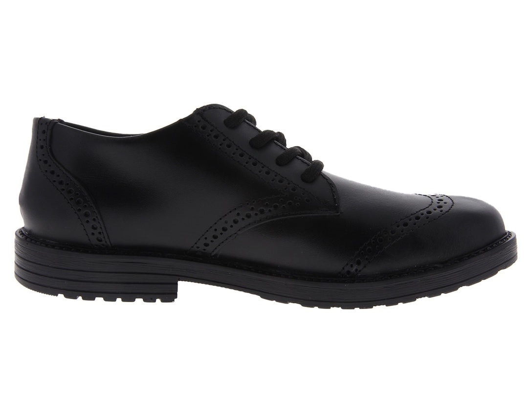 Zapatos negros formales para niño con agujetas y acabado brillante.