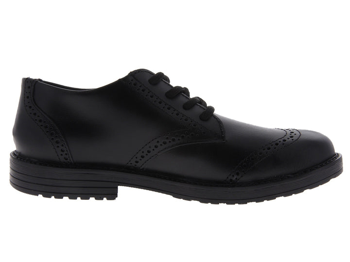 Zapatos negros formales para niño con agujetas y acabado brillante.