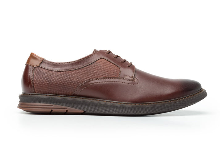 Zapato Flexi Mansell para hombre en color nogal, de cuero con agujetas y suela oscura.