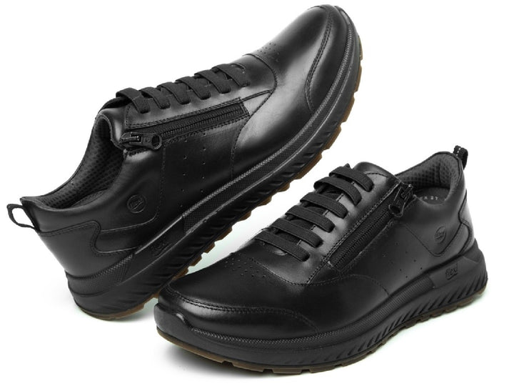 Tenis Flexi Ocon para hombre en color negro con cierre lateral y suela color café.