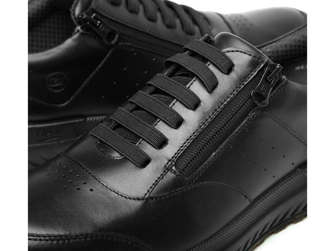 Tenis Flexi Ocon para hombre en color negro con cierre lateral y suela color café.