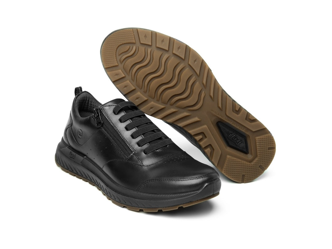 Tenis Flexi Ocon para hombre en color negro con cierre lateral y suela color café.