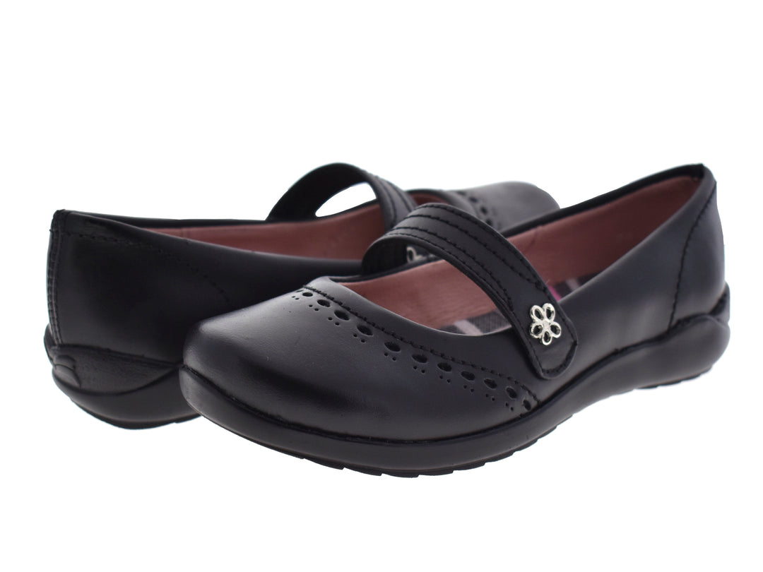 Par de zapatos negros para niña estilo Mary Jane con correa y detalles perforados en la punta.