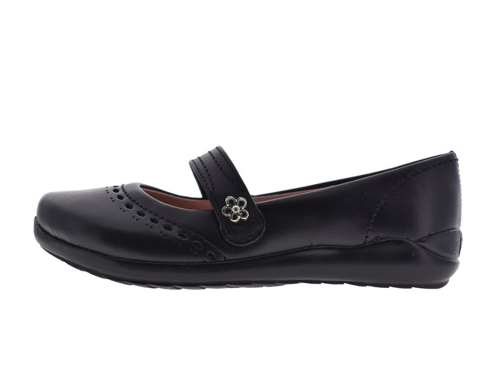 Par de zapatos negros para niña estilo Mary Jane con correa y detalles perforados en la punta.
