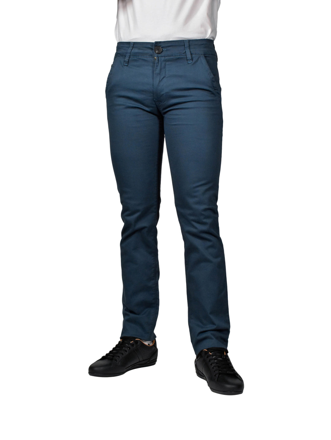 Hombre vistiendo pantalón de gabardina color azul babel, zapatos negros y camisa blanca.