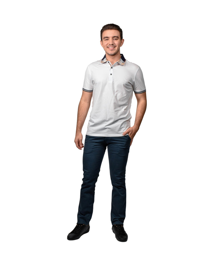 Hombre vistiendo pantalón de gabardina color azul babel, zapatos negros y camisa blanca.