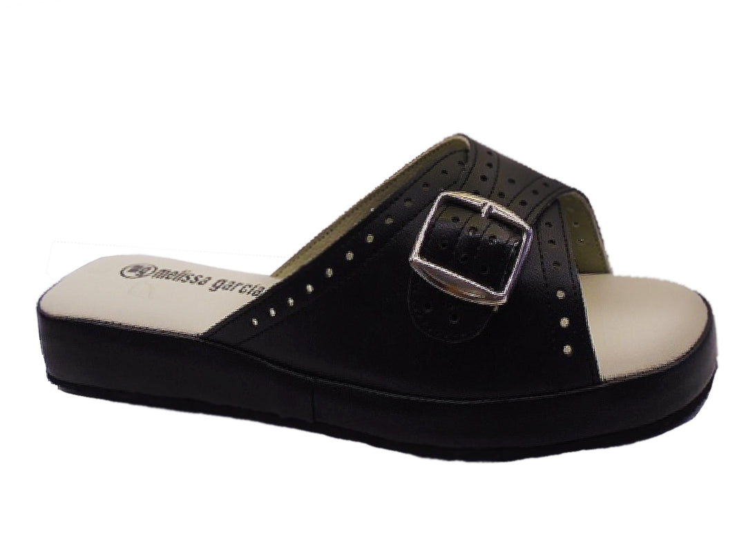 Sandalia negra de cuero con hebilla plateada y plantilla blanca.