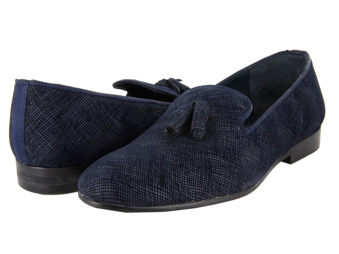 Zapatos mocasines color azul marino con borlas y textura grabada para hombre.