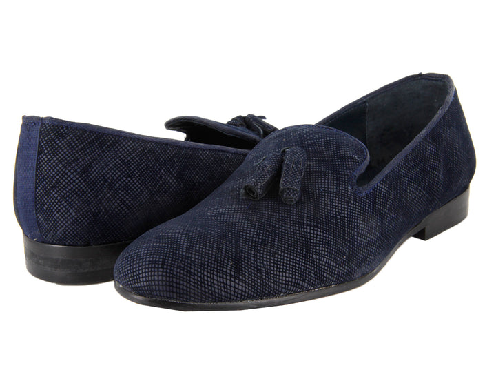 Zapatos mocasines color azul marino con borlas y textura grabada para hombre.