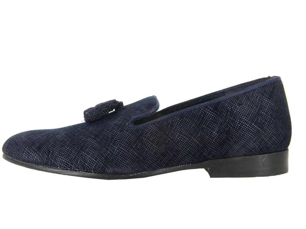 Zapatos mocasines color azul marino con borlas y textura grabada para hombre.