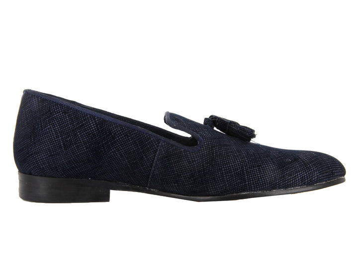 Zapatos mocasines color azul marino con borlas y textura grabada para hombre.