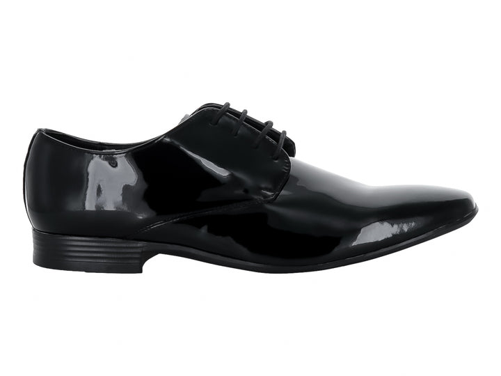 Zapato formal de hombre en color negro con acabado brillante de charol y agujetas.